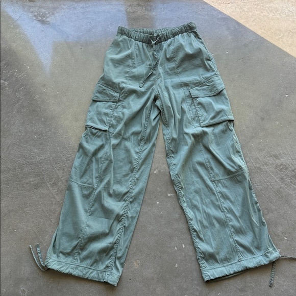 Lululemon Lightweight Adjustable Mid-Rise Cargo Pant - Picture 5 of 10